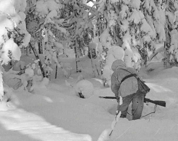 Finnish sentry on patrol in deep winter. Photo credit SA-Kuva