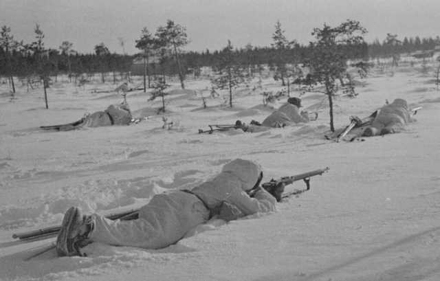 Finnish ski patrol in ambush formation. Photo credit SA-Kuva